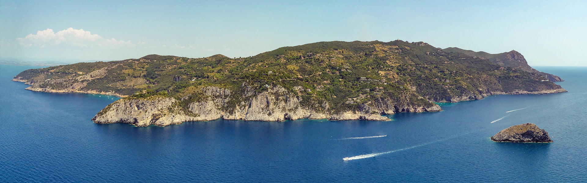 La foto scattata in volo sopra il mar Trreno rappresenta il versante occidentale dell'Argentario, la sua naturalezza e l'isola dell'Argentarola