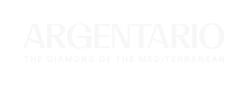 l'immagine mostra il Logo ufficiale di Argentario Turismo, in bianco. Il logo è composto dalla parola Argentario in maiuscolo ed il payoff: the diamond of the Mediterranean anch'esso in maiuscolo ma con un carattere diverso e di dimensioni inferiori.